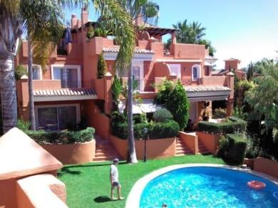 Apartamento con 2 dormitorios se vende en Marbella, Costa del Sol