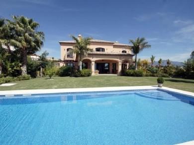 Chalet con 4 dormitorios se vende en Estepona, Costa del Sol