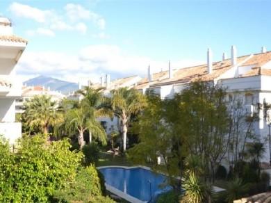 Apartamento con 3 dormitorios se vende en Marbella, Costa del Sol