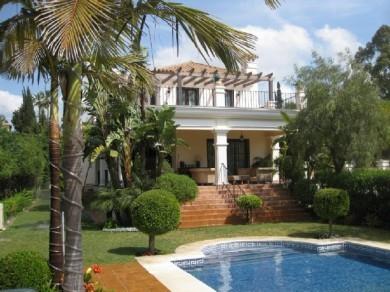 Chalet con 4 dormitorios se vende en Estepona, Costa del Sol