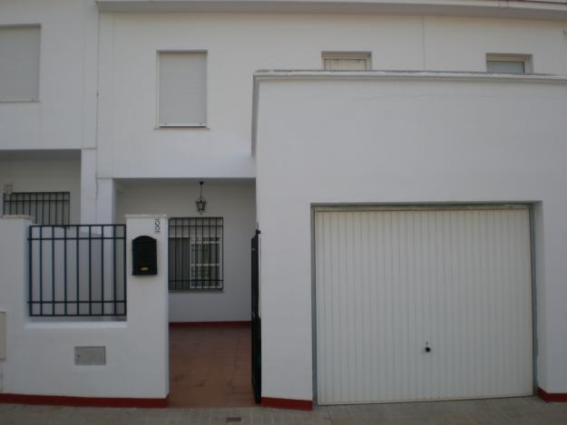 EXCELENTE OPORTUNIDAD, SE VENDE CASA PROXIMA A ZAFRA