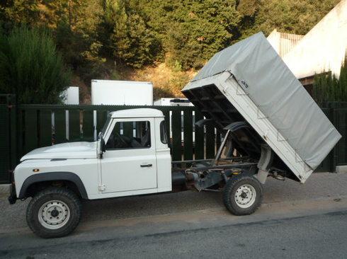 Land-Rover Defender td5/2009/37.000km./ volquete basculante CON MUY POCOS KMTROS.MUELLES