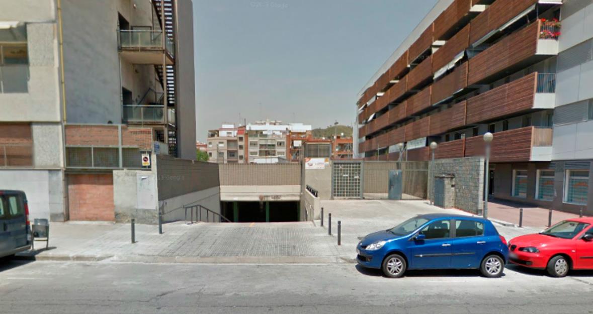 Se alquila plaza parking en Sta. Coloma Gramenet