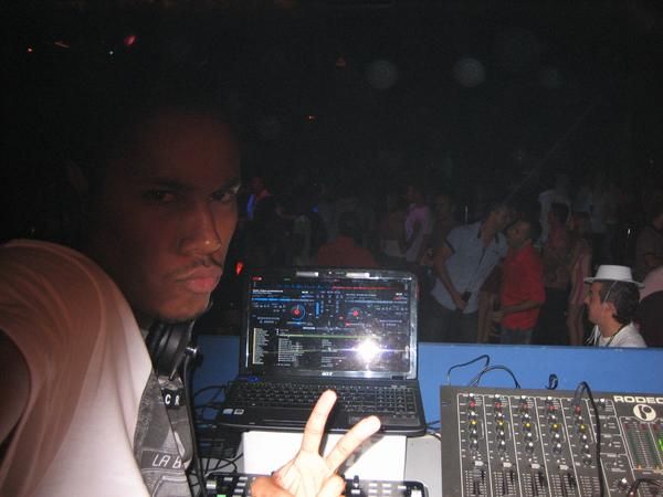 BUSCO TRABAJO SOY DJ LATINO 24 AÑOS CON CARPETA DE 50MIL CANCIONS