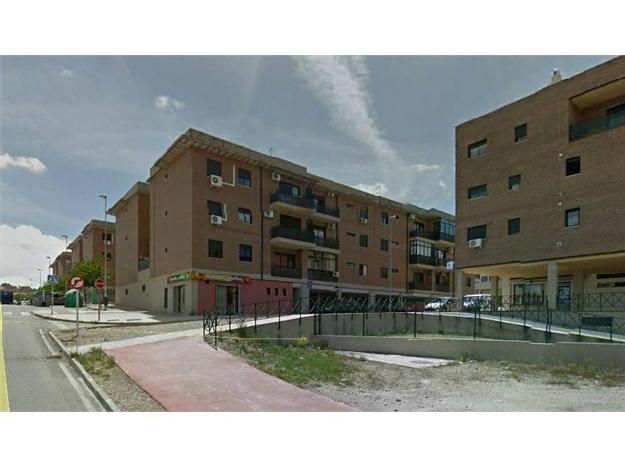 Piso de 100m2 Útiles , zona montesol, tres dormitorios , dos baÑos,  garaje