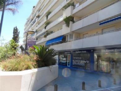 Apartamento con 2 dormitorios se vende en Marbella, Costa del Sol