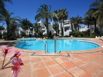 Apartamento con 2 dormitorios se vende en Estepona, Costa del Sol