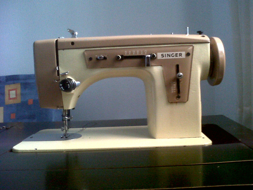 Maquina de coser con mueble singer