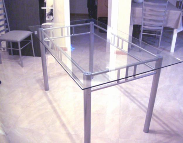 Mesa comedor nueva de cristal y patas metalicas