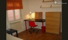 Rooms available - 4-Bedroom apartment for girls with views over a garden in Embajadores area - mejor precio | unprecio.es