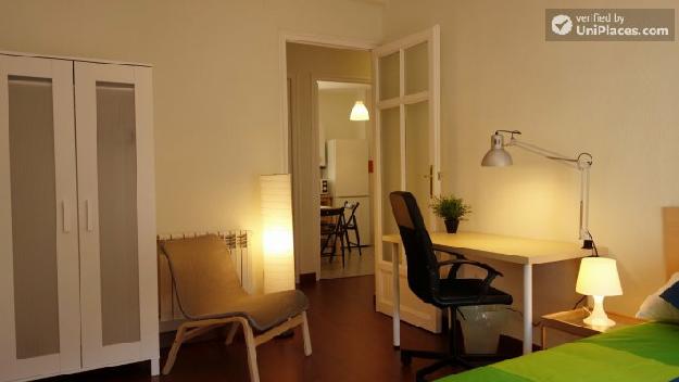 Rooms available - Recently refurbished 3-bedroom apartment in Cuatro Caminos