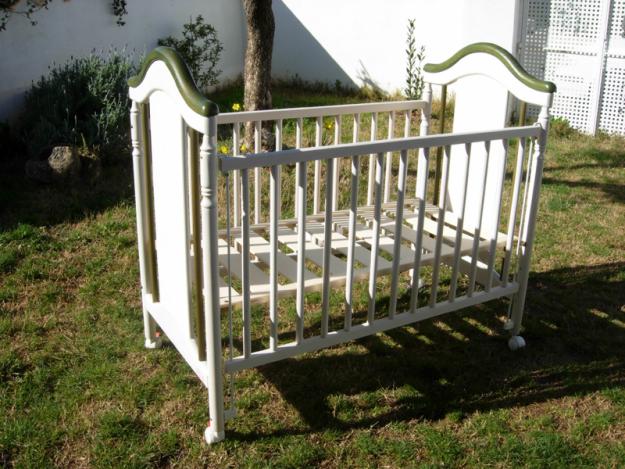 Cuna de madera y duplo juguetes