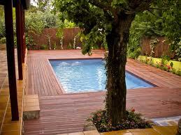 Parquet, tarimas flotantes y suelos de exterior de madera para terrazas y piscinas.