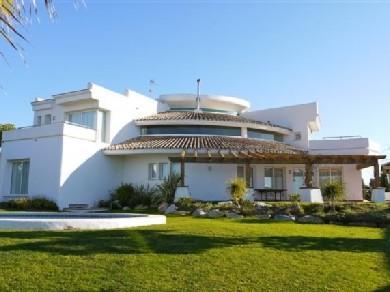 Chalet con 4 dormitorios se vende en Estepona, Costa del Sol