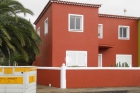 preciosa casa el drago de color granate y blanco con vistas a la montaña - mejor precio | unprecio.es
