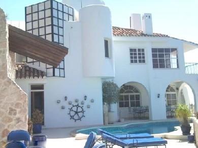 Chalet con 5 dormitorios se vende en Marbella, Costa del Sol