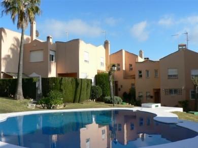 Adosado con 3 dormitorios se vende en Estepona, Costa del Sol