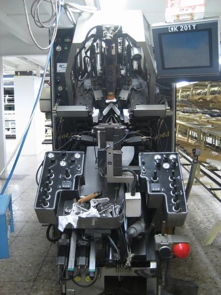 Máquina de montar puntas calzado marca CERIM mod. K-201-T