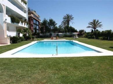 Apartamento con 2 dormitorios se vende en Marbella, Costa del Sol