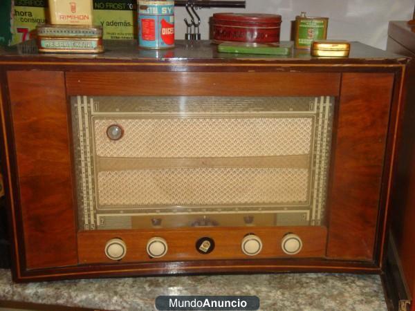 VENDO ANTIGUA RADIO PHILIPS DE MADERA