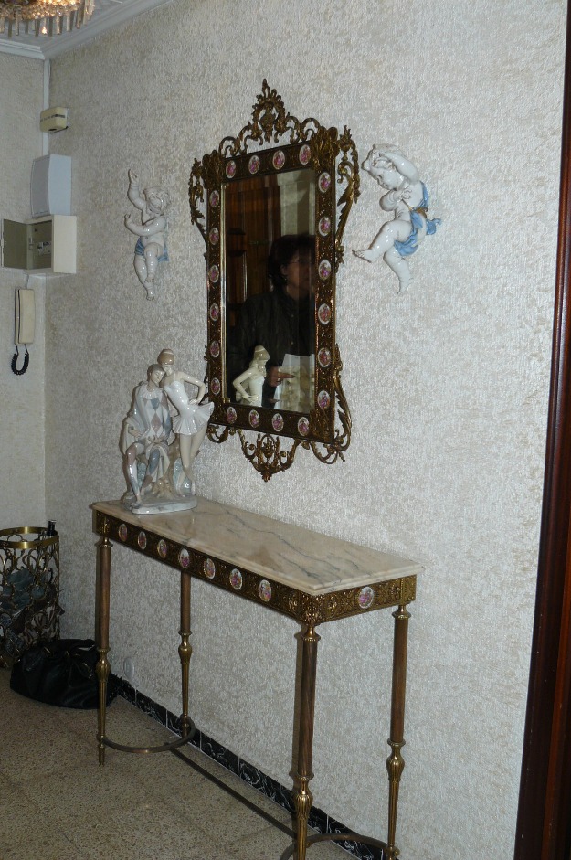 Recibidor espejo de bronce y porcelana, una joya.