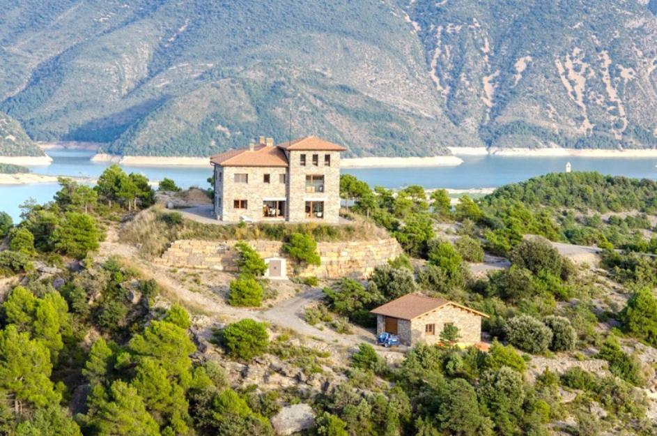 Casa castillo con finca de 800.000 m2 en zona de ainsa pirineo de huesca