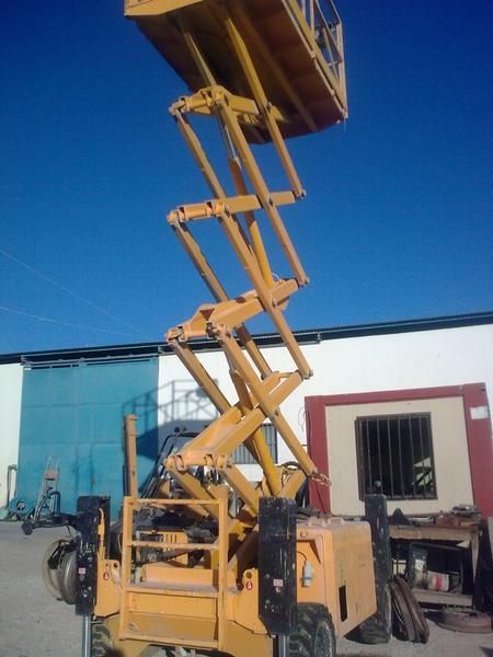 MAQUINAS ELEVADORAS DE TIJERAS, ARTICULADAS Y OTROS VEHICULOS