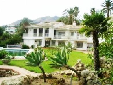 Chalet con 9 dormitorios se vende en Benalmadena Costa, Costa del Sol