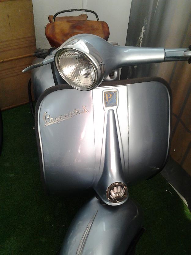 Vespa 150 restaurada año 64 plata