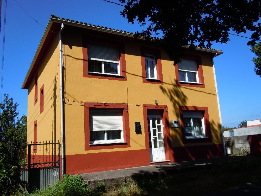 Casa unifamiliar dos plantas, con jardin