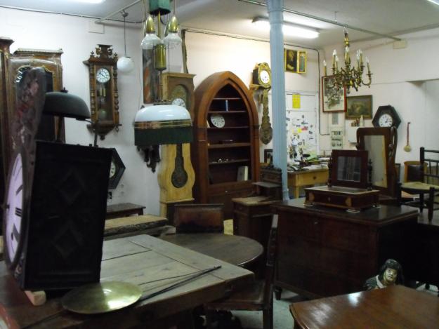 VENDO LOTE DE ANTIGUEDADES 50 PIEZAS APROX. MUEBLES, RELOJES, CUADROS... S.XVIII Y XIX