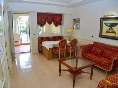 Apartamento con 2 dormitorios se vende en Marbella, Costa del Sol