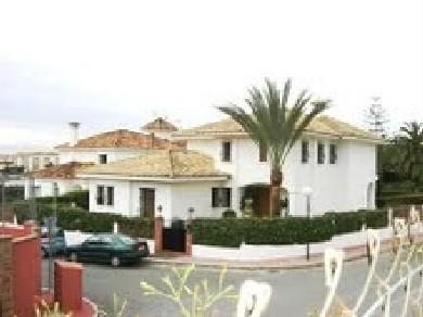 Chalet con 4 dormitorios se vende en Marbella, Costa del Sol