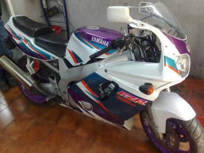 Yamaha FZR R