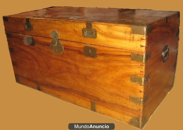 Baúl antiguo macizo de madera de alcanfor
