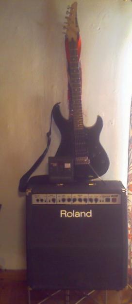 Guitarra Yamaha, amplificador Roland y pedalera Zoom