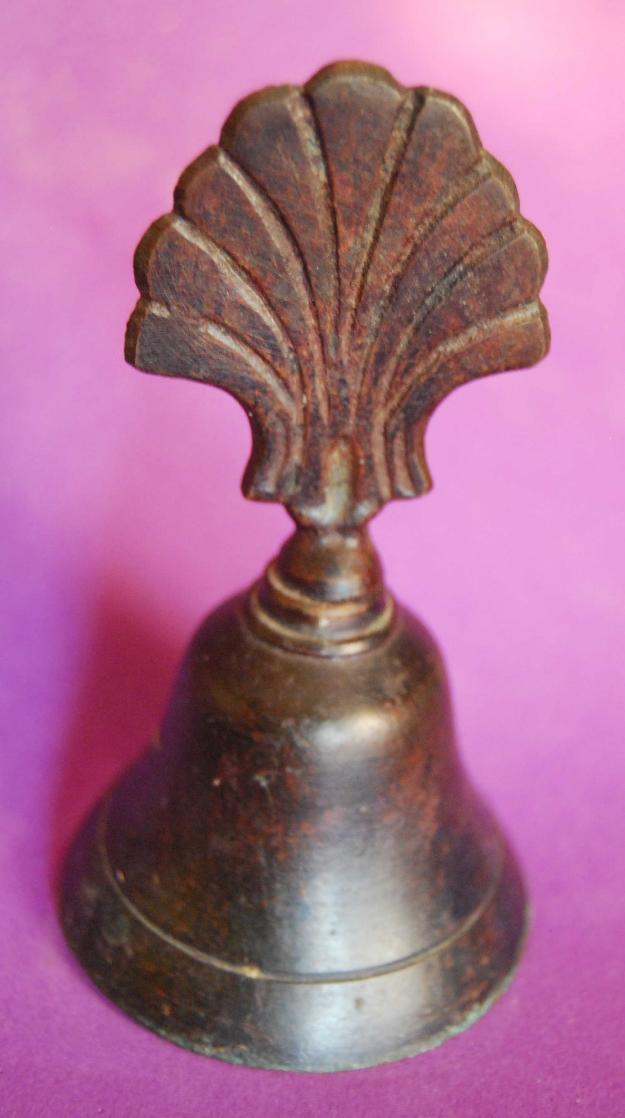 Campana de mano bronce concha