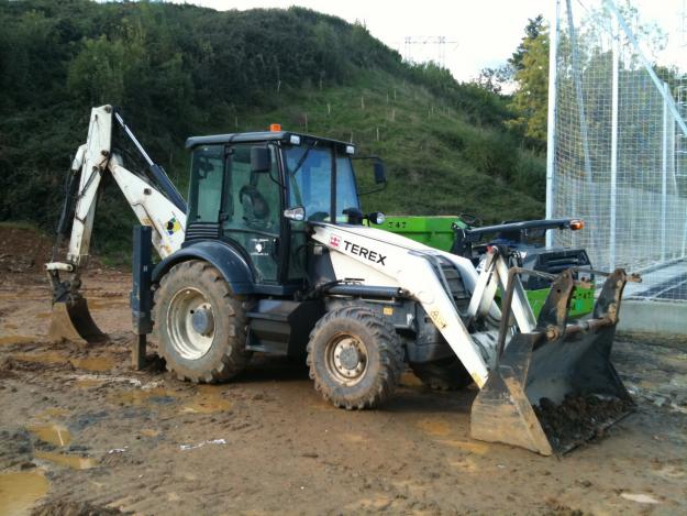 Retrocargadora Terex 820 con Martillo y Cazos.