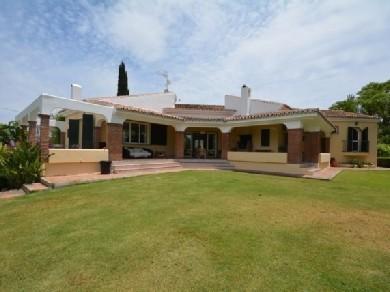 Chalet con 5 dormitorios se vende en Alhaurin el Grande