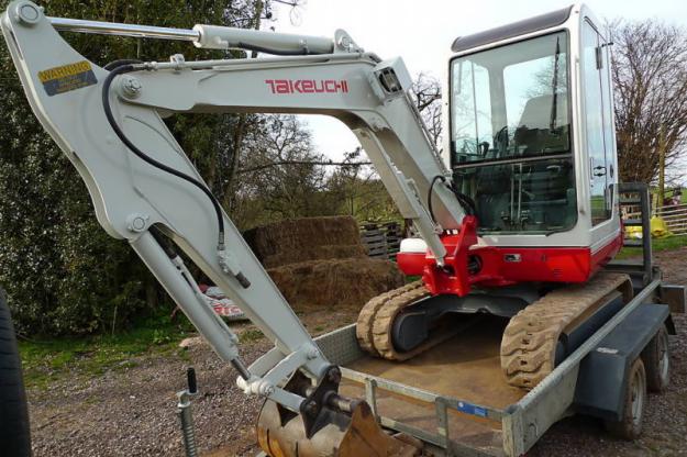 2001 TAKEUCHI TB125 Excavadora con 2007 remolque