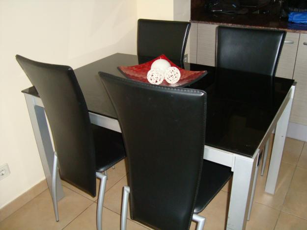 Mesa de vidrio negro