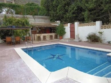 Chalet con 6 dormitorios se vende en Coin