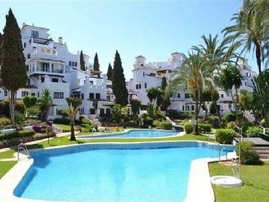Apartamento con 2 dormitorios se vende en Marbella, Costa del Sol