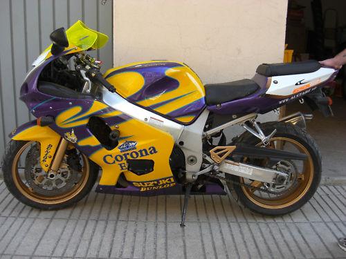 Moto Suzuki GSXR 600cc Corona año 2001