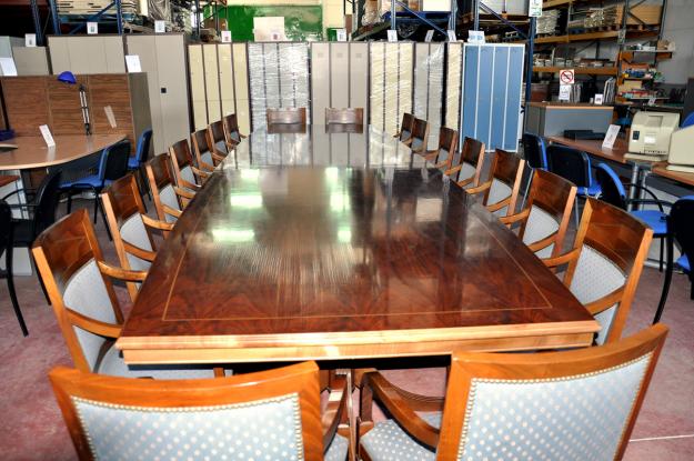 Mesa reunión con 18 sillones clásico todo en madera y tapizado