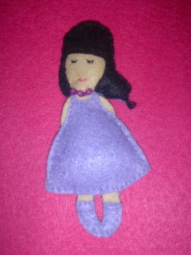 Broche muñequita. Nuevo.