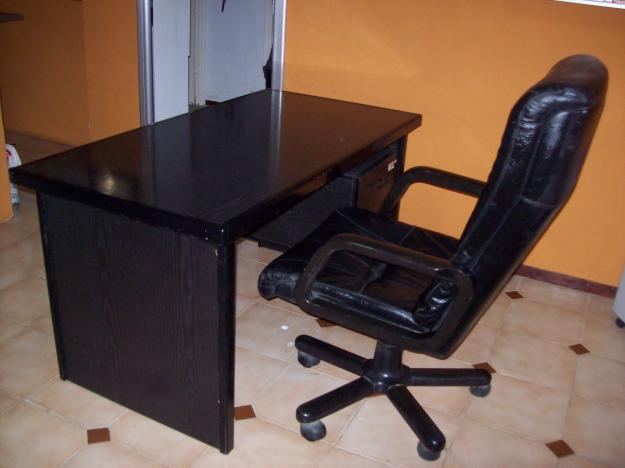 mesa y sillón de director
