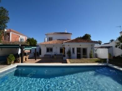 Chalet con 4 dormitorios se vende en Marbella, Costa del Sol