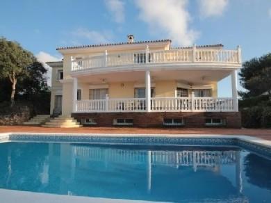 Chalet con 6 dormitorios se vende en Marbella, Costa del Sol