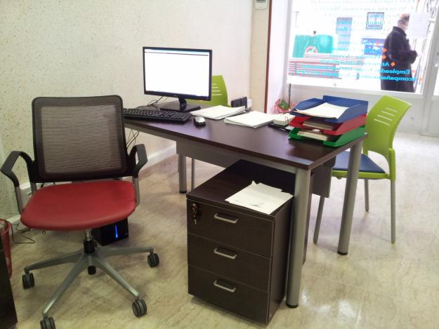 Muebles de oficina y ordenador de sobre mesa
